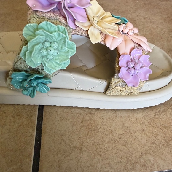 WOW....KURT GEIGER LONDON ORSON FLOWER SANDAL SZ 8.5(US). 39(EU) Orig. $260 - Picture 10 of 14